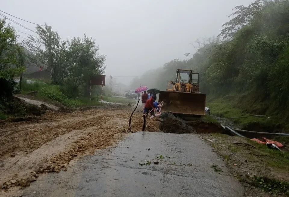 Mưa lớn gây nhiều thiệt hại tại các địa phương - Ảnh 1.