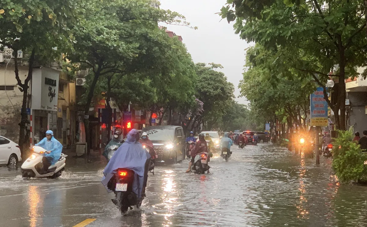 Mưa lớn đầu giờ sáng, nhiều tuyến đường Hà Nội ngập úng, ùn tắc giao thông - Ảnh 1.