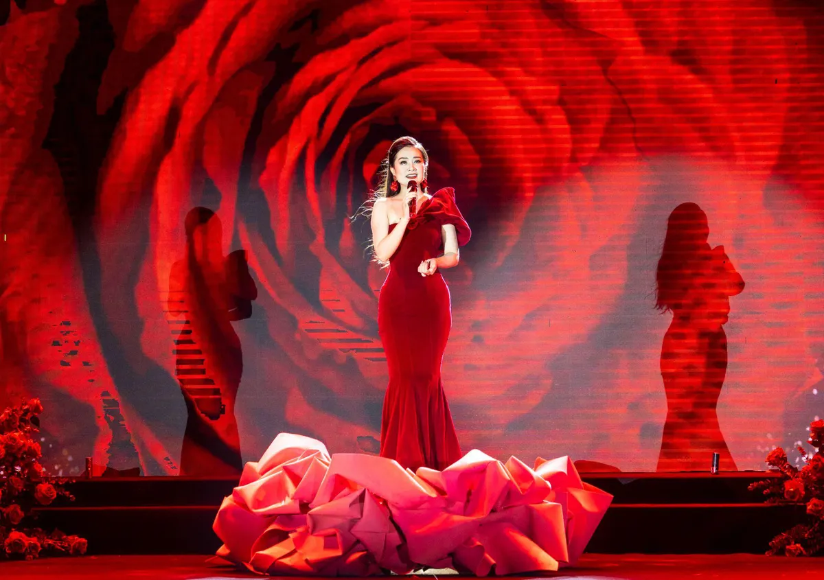 MC L&ecirc; H&agrave; Phương xinh đẹp trong đ&ecirc;m tiệc tri &acirc;n tại qu&ecirc; nh&agrave; - Ảnh 1.