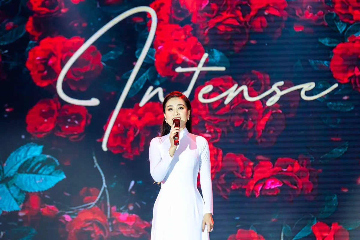 MC L&ecirc; H&agrave; Phương xinh đẹp trong đ&ecirc;m tiệc tri &acirc;n tại qu&ecirc; nh&agrave; - Ảnh 2.