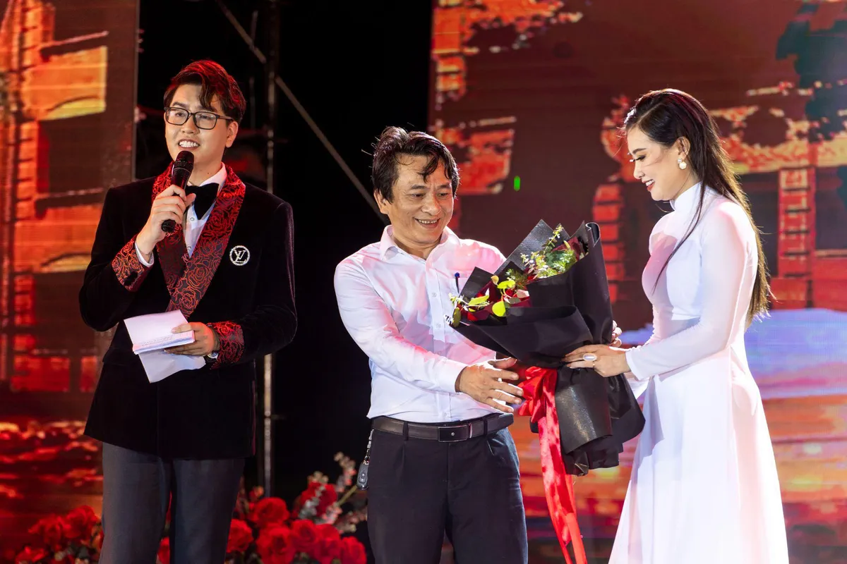 MC L&ecirc; H&agrave; Phương xinh đẹp trong đ&ecirc;m tiệc tri &acirc;n tại qu&ecirc; nh&agrave; - Ảnh 5.