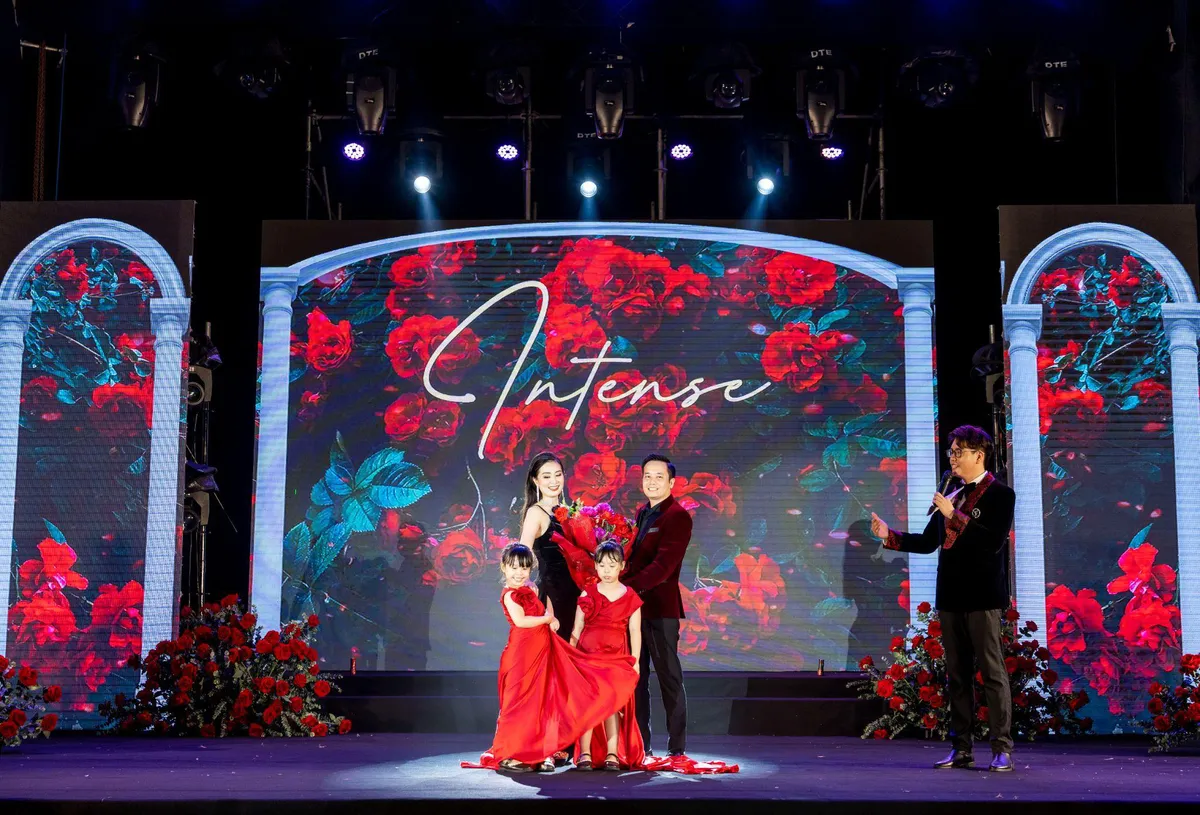 MC L&ecirc; H&agrave; Phương xinh đẹp trong đ&ecirc;m tiệc tri &acirc;n tại qu&ecirc; nh&agrave; - Ảnh 8.