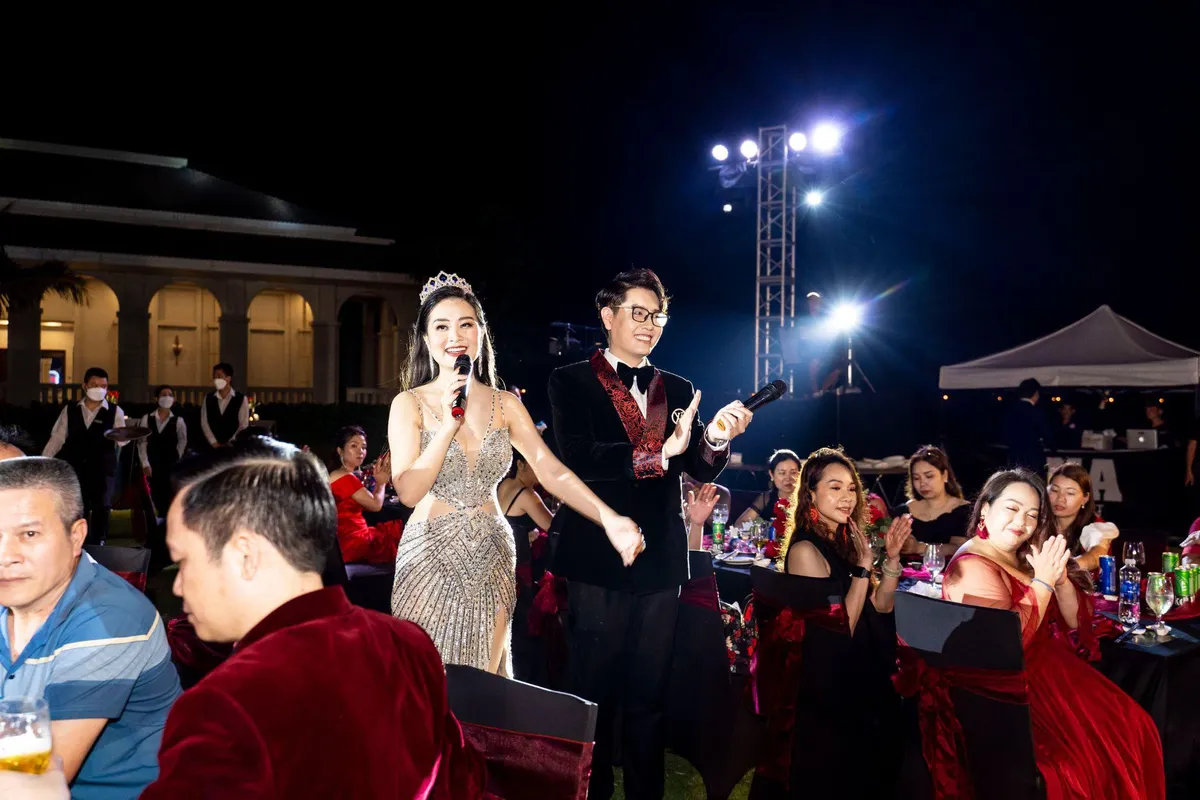 MC L&ecirc; H&agrave; Phương xinh đẹp trong đ&ecirc;m tiệc tri &acirc;n tại qu&ecirc; nh&agrave; - Ảnh 9.