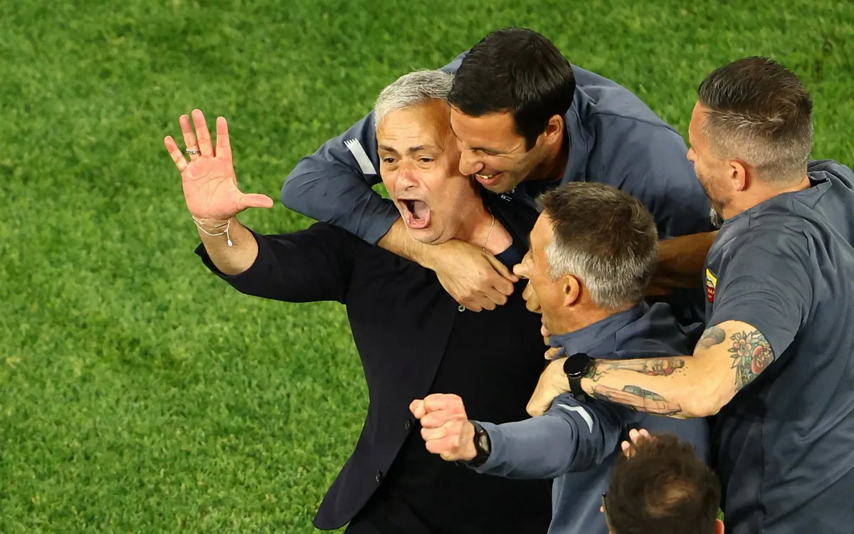 HLV Mourinho đi vào lịch sử bóng đá châu Âu - Ảnh 1. HLV Mourinho đi vào lịch sử bóng đá châu Âu - Ảnh 1.