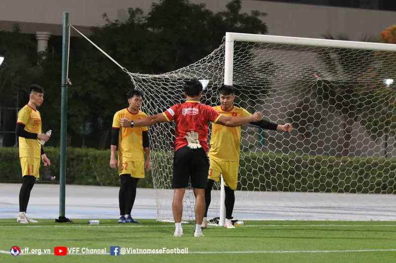 ĐT U23 Việt Nam bước vào buổi tập đầu tiên trong đợt tập huấn tại UAE - Ảnh 5. ĐT U23 Việt Nam bước vào buổi tập đầu tiên trong đợt tập huấn tại UAE - Ảnh 5.