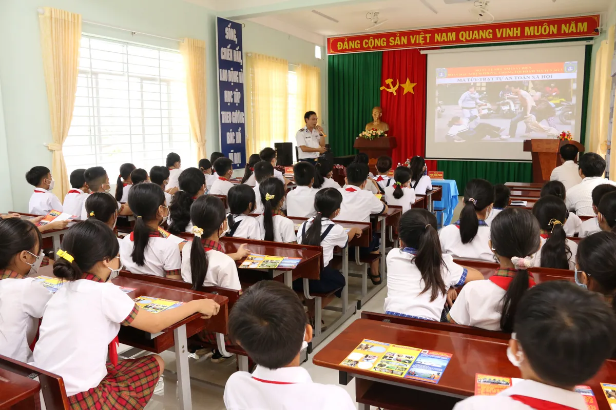 Nâng cao nhận thức Luật Cảnh sát biển Việt Nam; phòng, chống tệ nạn và tội phạm ma túy cho học sinh tiểu học - Ảnh 1.