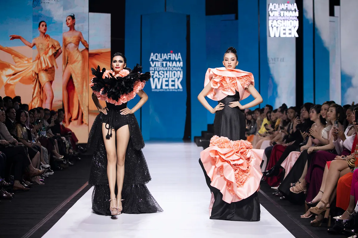 Vợ chồng Khánh Thi - Phan Hiển catwalk với điệu nhảy bốc lửa - Ảnh 5.