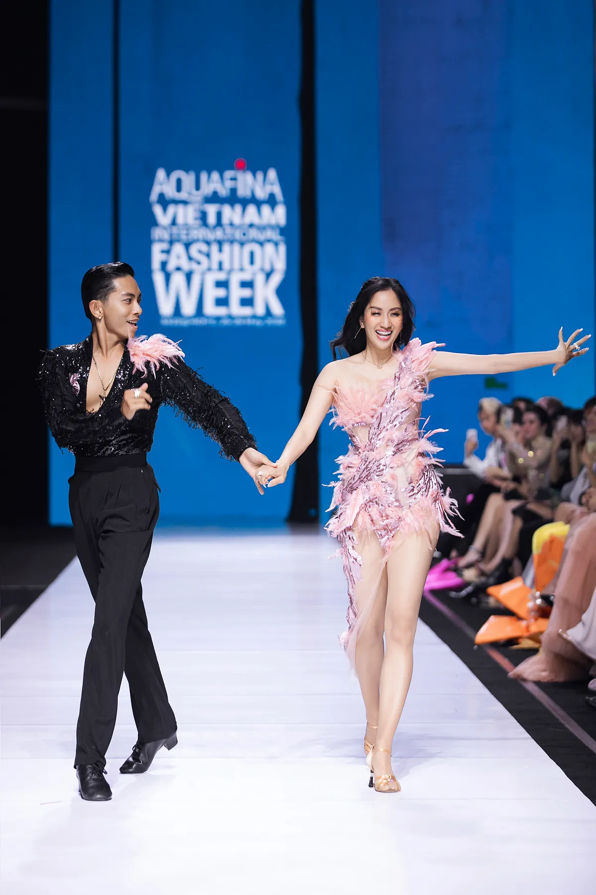 Vợ chồng Khánh Thi - Phan Hiển catwalk với điệu nhảy bốc lửa - Ảnh 7.