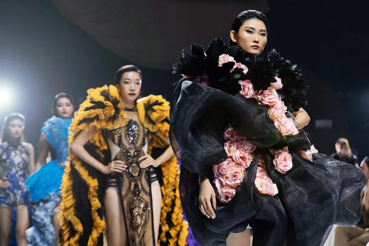 Vợ chồng Khánh Thi - Phan Hiển catwalk với điệu nhảy bốc lửa - Ảnh 13.