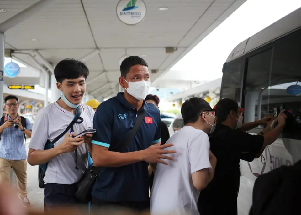 Chùm ảnh: CĐV vây kín ĐT Việt Nam tại TP.HCM - Ảnh 24. Chùm ảnh: CĐV vây kín ĐT Việt Nam tại TP.HCM - Ảnh 24.