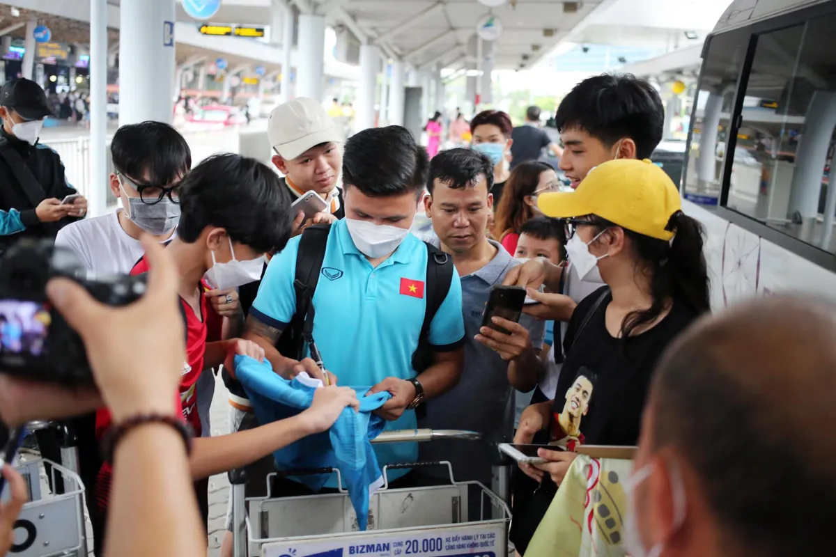 Chùm ảnh: CĐV vây kín ĐT Việt Nam tại TP.HCM - Ảnh 21. Chùm ảnh: CĐV vây kín ĐT Việt Nam tại TP.HCM - Ảnh 21.