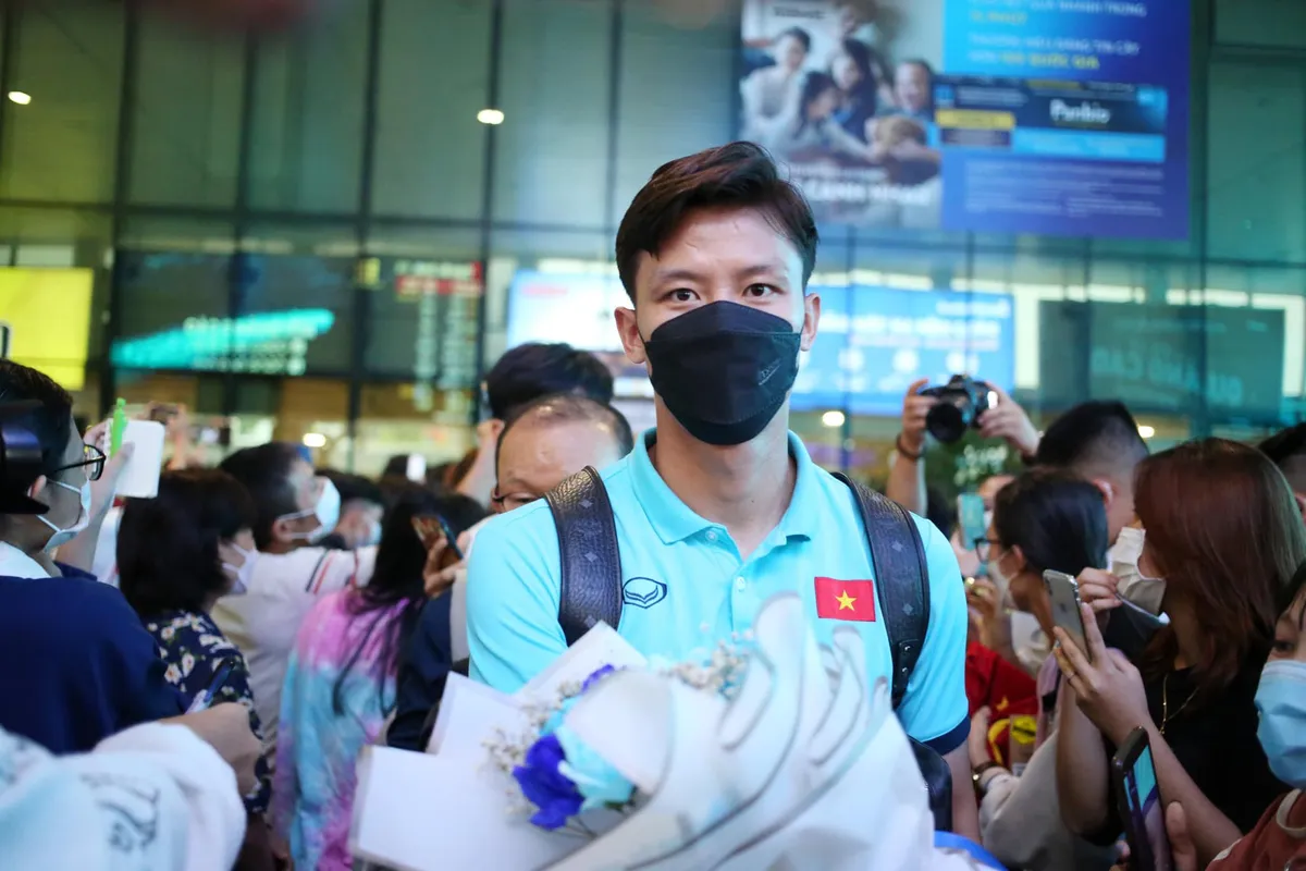 Chùm ảnh: CĐV vây kín ĐT Việt Nam tại TP.HCM - Ảnh 20. Chùm ảnh: CĐV vây kín ĐT Việt Nam tại TP.HCM - Ảnh 20.