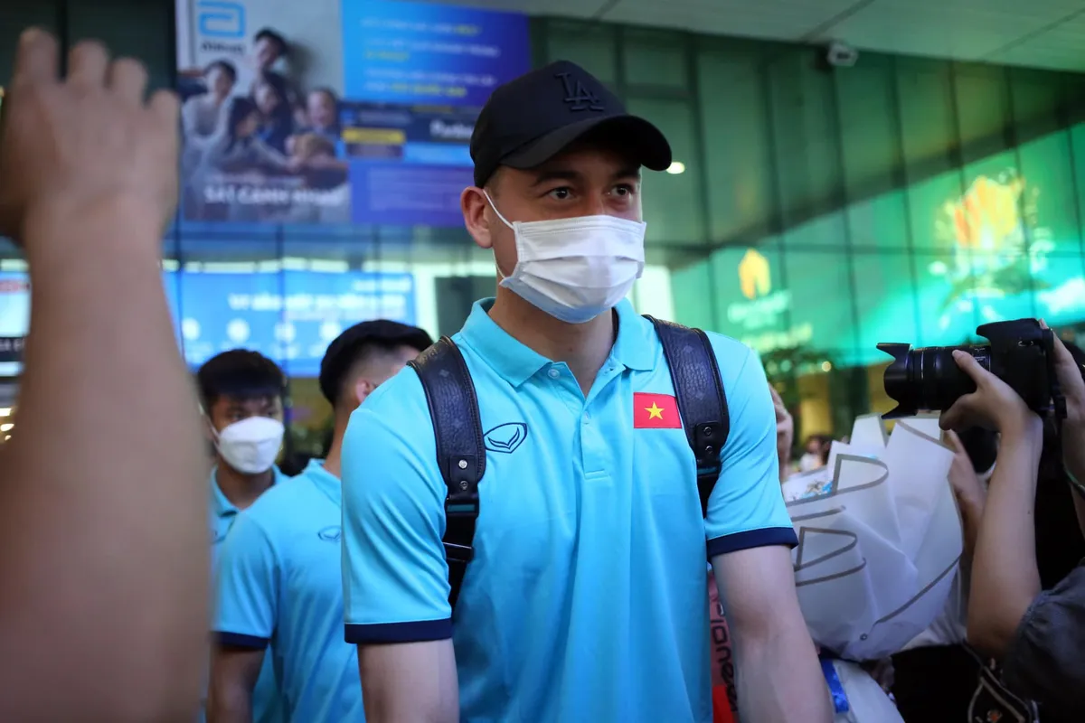 Chùm ảnh: CĐV vây kín ĐT Việt Nam tại TP.HCM - Ảnh 17. Chùm ảnh: CĐV vây kín ĐT Việt Nam tại TP.HCM - Ảnh 17.