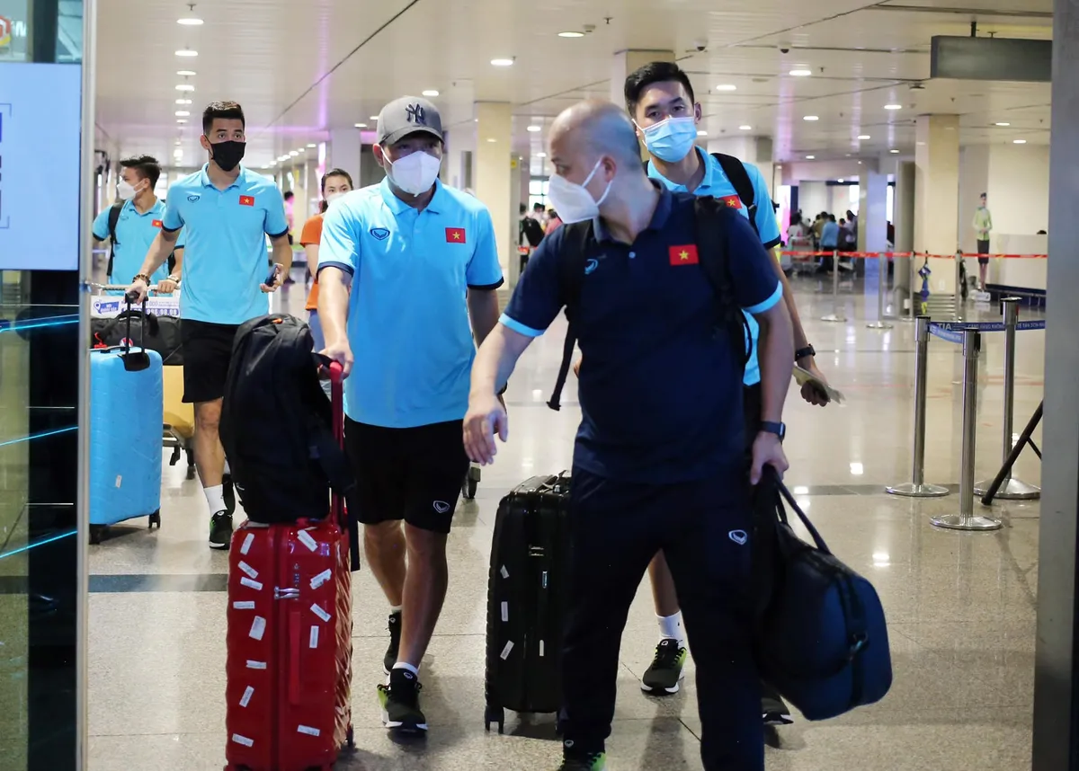 Chùm ảnh: CĐV vây kín ĐT Việt Nam tại TP.HCM - Ảnh 16. Chùm ảnh: CĐV vây kín ĐT Việt Nam tại TP.HCM - Ảnh 16.