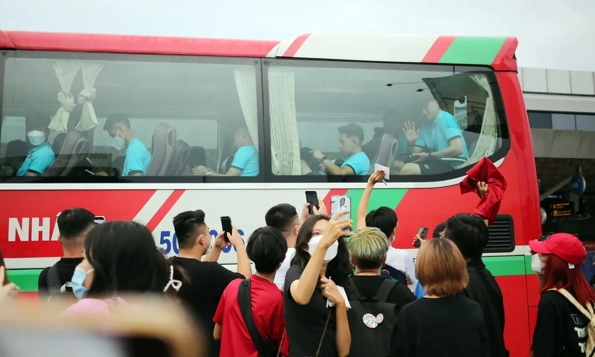 Chùm ảnh: CĐV vây kín ĐT Việt Nam tại TP.HCM - Ảnh 12. Chùm ảnh: CĐV vây kín ĐT Việt Nam tại TP.HCM - Ảnh 12.