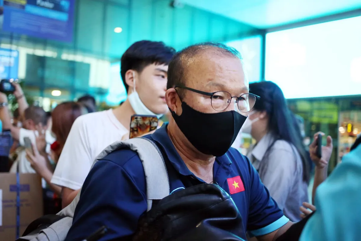 Chùm ảnh: CĐV vây kín ĐT Việt Nam tại TP.HCM - Ảnh 2. Chùm ảnh: CĐV vây kín ĐT Việt Nam tại TP.HCM - Ảnh 2.