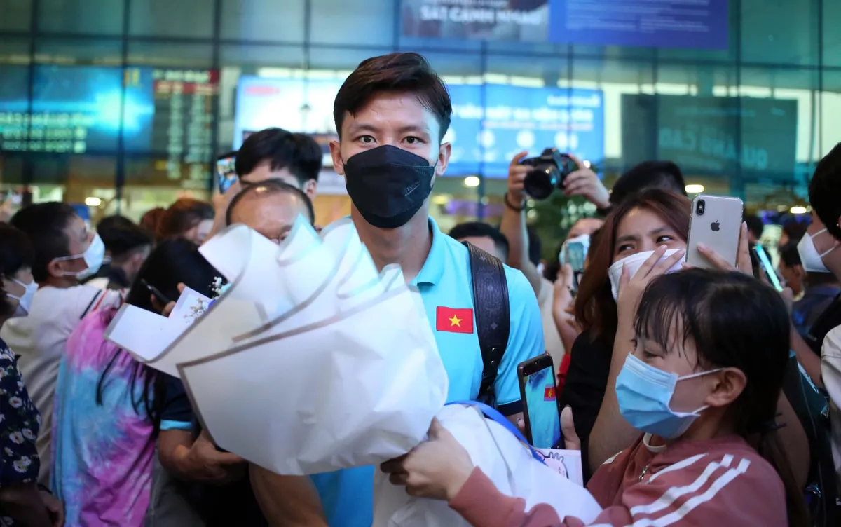 Chùm ảnh: CĐV vây kín ĐT Việt Nam tại TP.HCM - Ảnh 6. Chùm ảnh: CĐV vây kín ĐT Việt Nam tại TP.HCM - Ảnh 6.