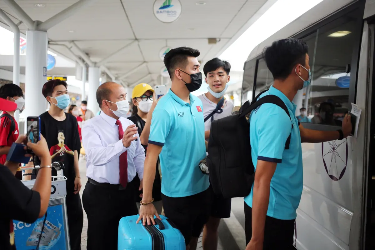 Chùm ảnh: CĐV vây kín ĐT Việt Nam tại TP.HCM - Ảnh 5. Chùm ảnh: CĐV vây kín ĐT Việt Nam tại TP.HCM - Ảnh 5.
