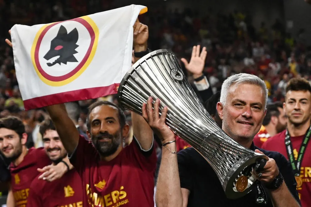 HLV Mourinho có 1 bức tranh tường riêng lại Roma - Ảnh 1. HLV Mourinho có 1 bức tranh tường riêng lại Roma - Ảnh 1.