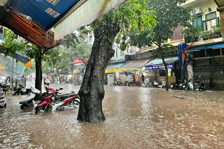 Mưa lớn, nhiều tuyến phố Hà Nội chìm trong biển nước - Ảnh 1.