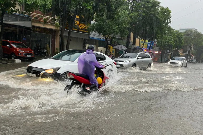 Mưa lớn, nhiều tuyến phố Hà Nội chìm trong biển nước - Ảnh 2.