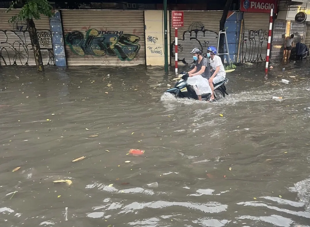 Mưa lớn, nhiều tuyến phố Hà Nội chìm trong biển nước - Ảnh 13.