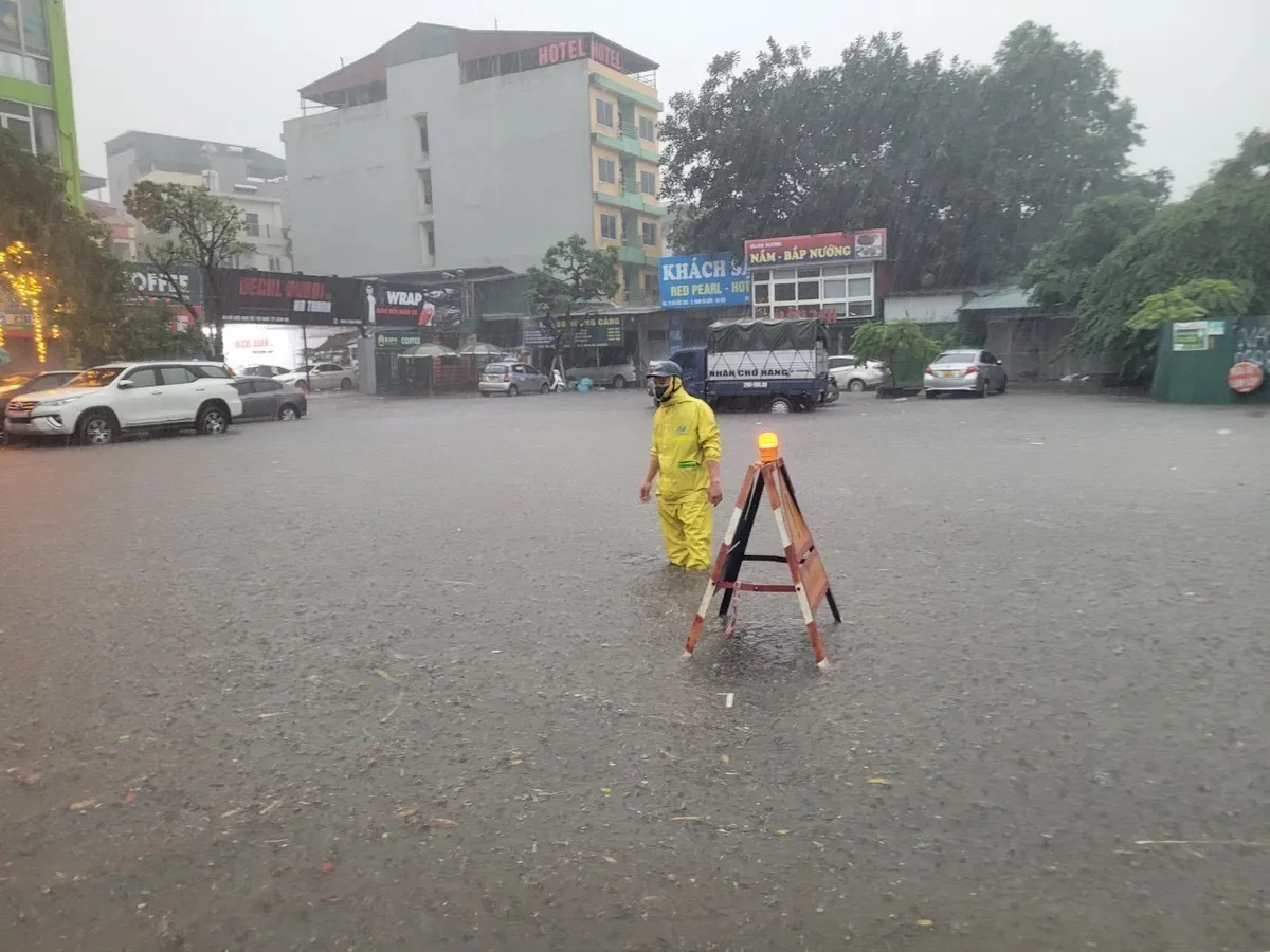 Mưa lớn, nhiều tuyến phố Hà Nội chìm trong biển nước - Ảnh 10.