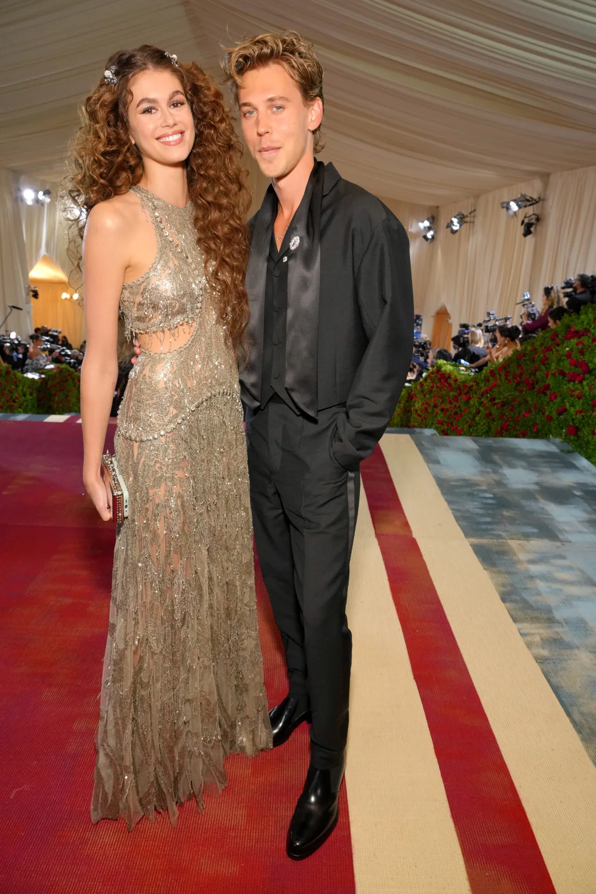 Kaia Gerber và Austin Butler công khai tình cảm trên thảm đỏ Met Gala 2022 - Ảnh 1.