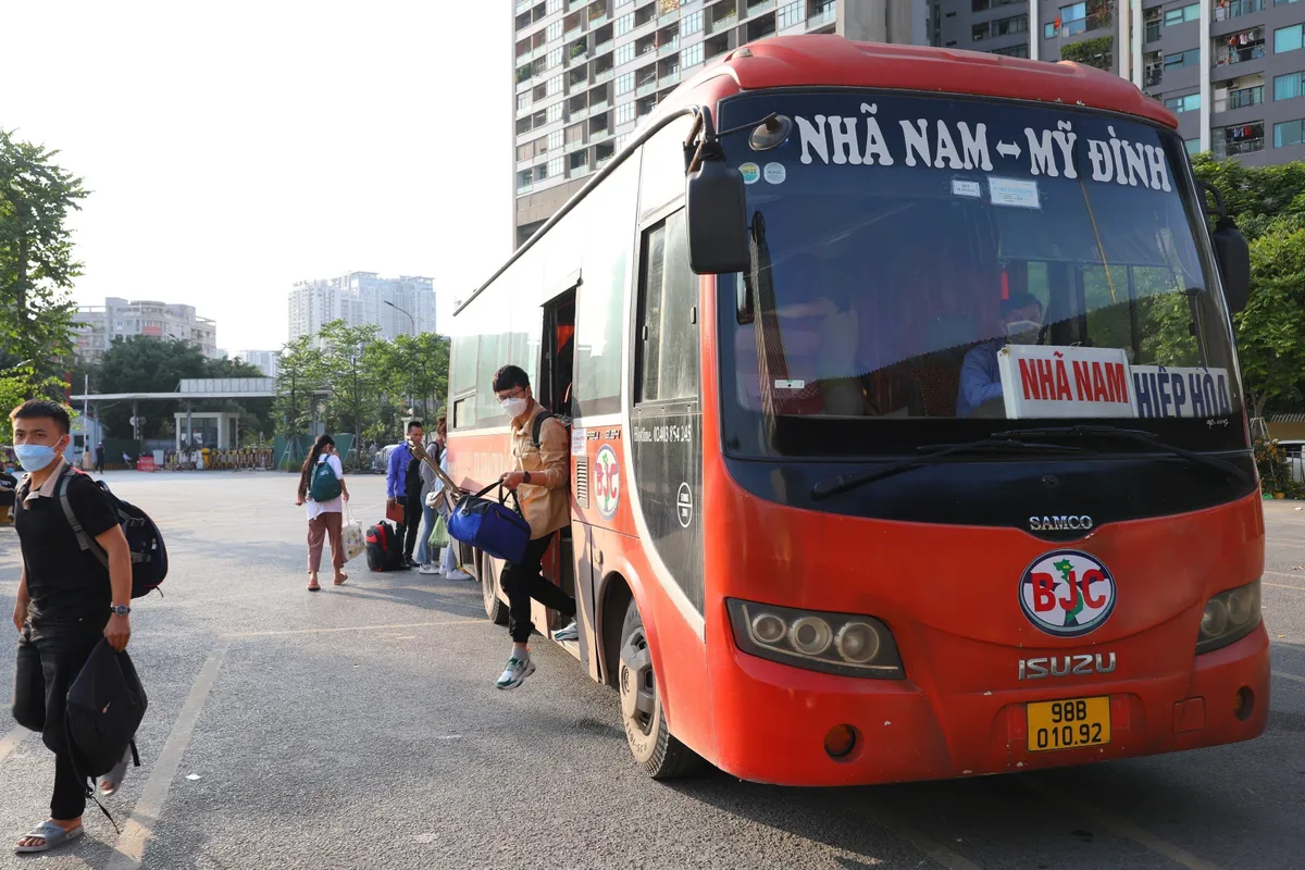 Người dân ùn ùn quay trở lại Hà Nội dù chưa kết thúc kỳ nghỉ lễ 30/4-1/5 - Ảnh 3.