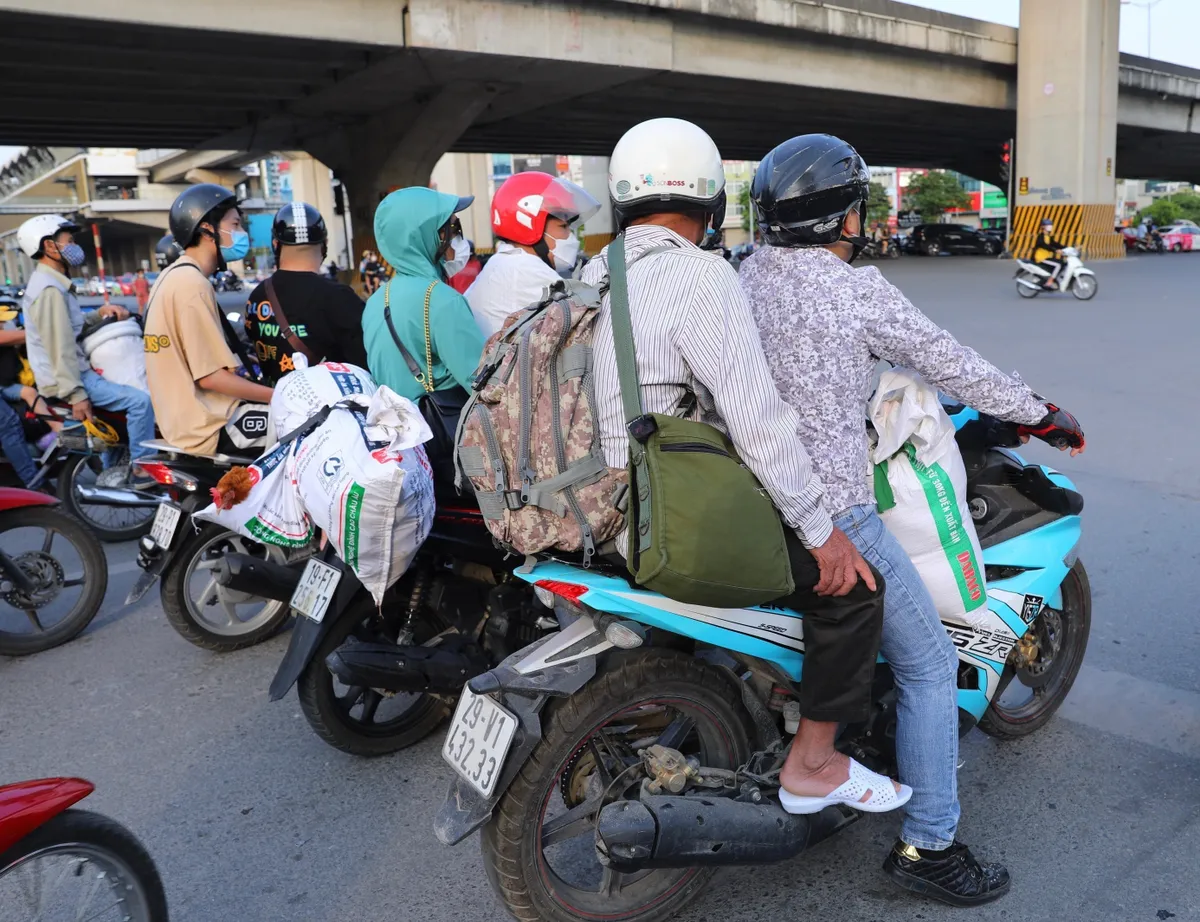 Né tắc đường, người dân trở lại thành phố sớm nhưng vẫn bị ùn ứ - Ảnh 2.