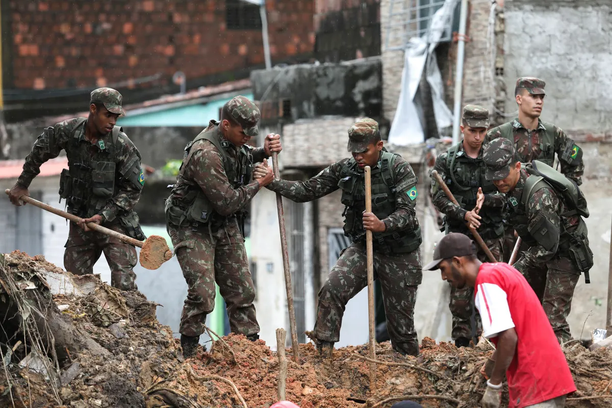 Số nạn nhân tử vong do lũ lụt ở Brazil tăng lên 57 người, hàng nghìn người phải di dời - Ảnh 3.