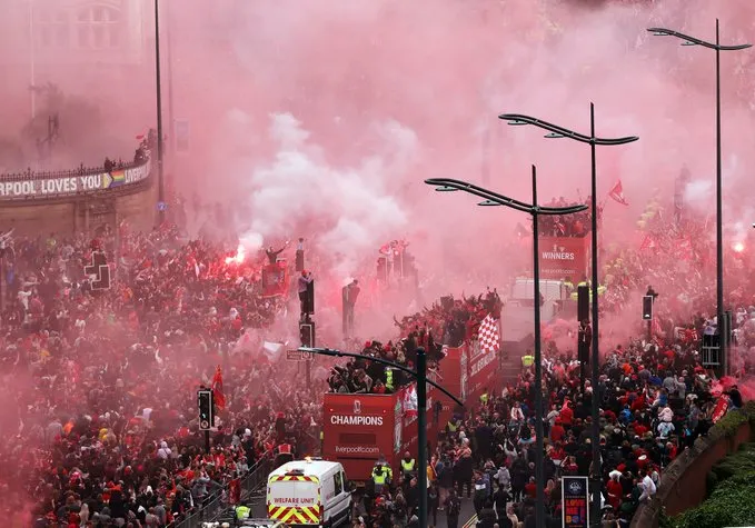 Bỏ lỡ cúp Champions League, Liverpool vẫn được chào đón như những người hùng - Ảnh 13. Bỏ lỡ cúp Champions League, Liverpool vẫn được chào đón như những người hùng - Ảnh 13.