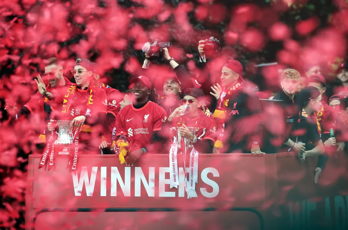 Bỏ lỡ cúp Champions League, Liverpool vẫn được chào đón như những người hùng - Ảnh 12. Bỏ lỡ cúp Champions League, Liverpool vẫn được chào đón như những người hùng - Ảnh 12.