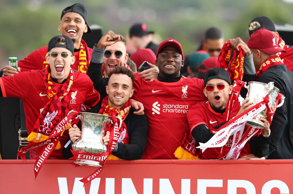 Bỏ lỡ cúp Champions League, Liverpool vẫn được chào đón như những người hùng - Ảnh 2. Bỏ lỡ cúp Champions League, Liverpool vẫn được chào đón như những người hùng - Ảnh 2.
