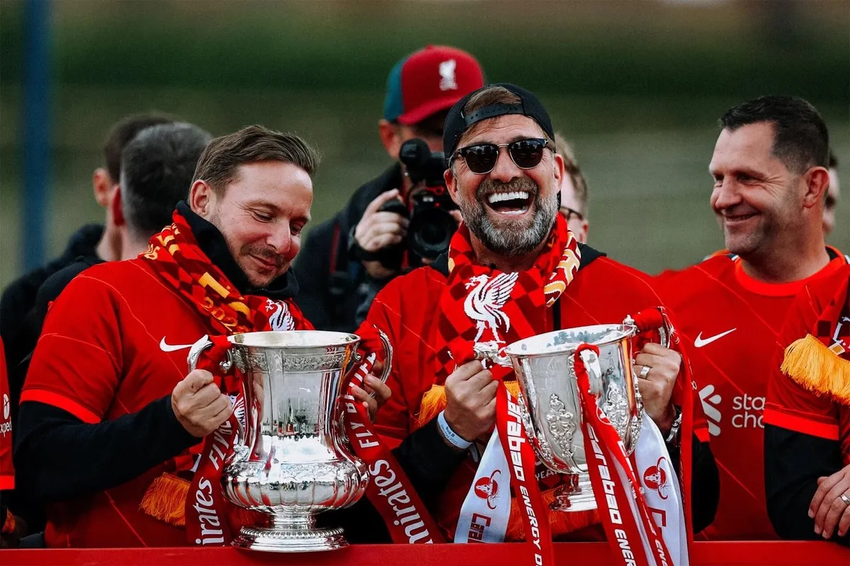 Bỏ lỡ cúp Champions League, Liverpool vẫn được chào đón như những người hùng - Ảnh 11. Bỏ lỡ cúp Champions League, Liverpool vẫn được chào đón như những người hùng - Ảnh 11.
