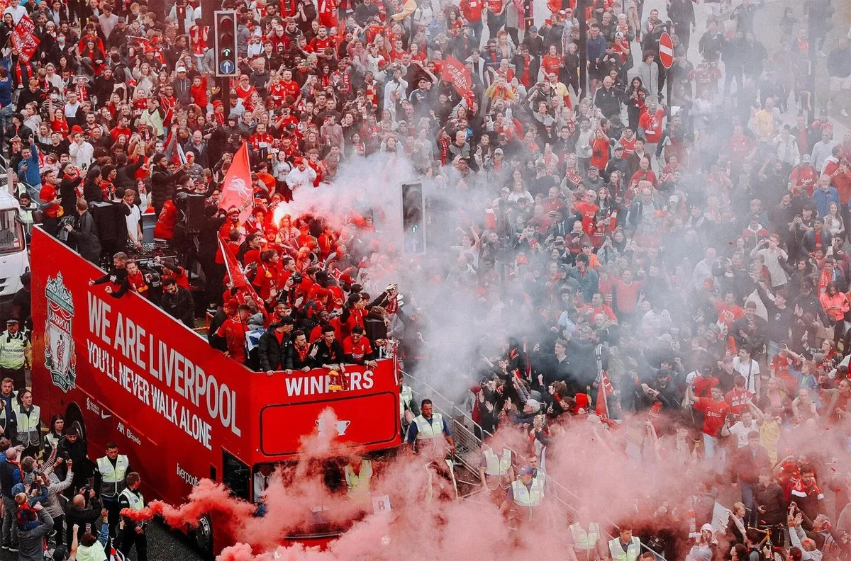 Bỏ lỡ cúp Champions League, Liverpool vẫn được chào đón như những người hùng - Ảnh 10. Bỏ lỡ cúp Champions League, Liverpool vẫn được chào đón như những người hùng - Ảnh 10.