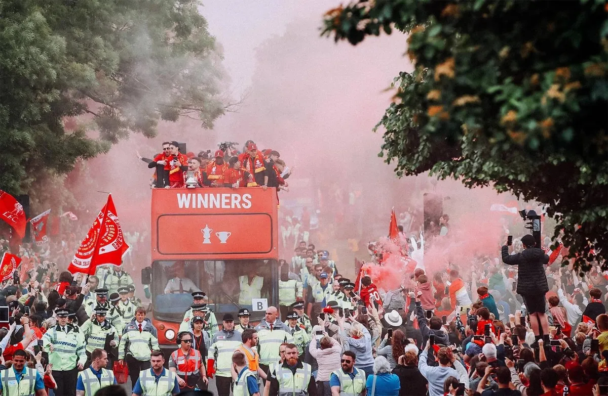 Bỏ lỡ cúp Champions League, Liverpool vẫn được chào đón như những người hùng - Ảnh 9. Bỏ lỡ cúp Champions League, Liverpool vẫn được chào đón như những người hùng - Ảnh 9.