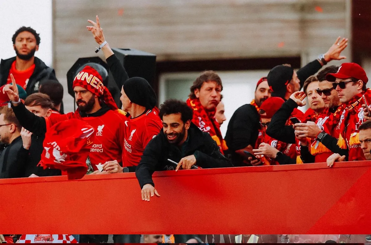 Bỏ lỡ cúp Champions League, Liverpool vẫn được chào đón như những người hùng - Ảnh 7. Bỏ lỡ cúp Champions League, Liverpool vẫn được chào đón như những người hùng - Ảnh 7.