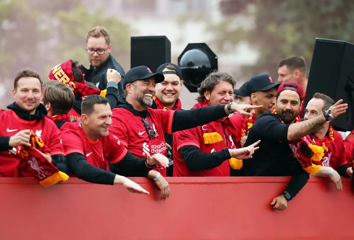 Bỏ lỡ cúp Champions League, Liverpool vẫn được chào đón như những người hùng - Ảnh 5. Bỏ lỡ cúp Champions League, Liverpool vẫn được chào đón như những người hùng - Ảnh 5.