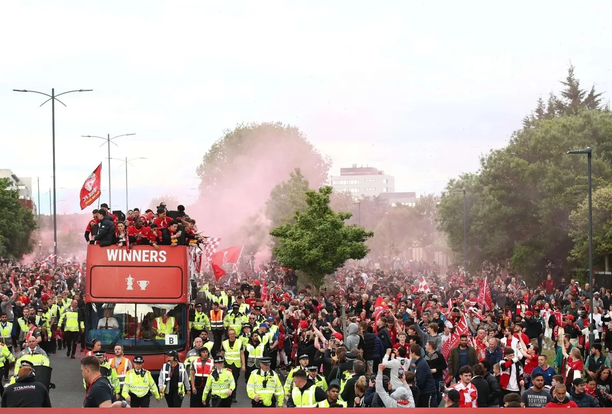 Bỏ lỡ cúp Champions League, Liverpool vẫn được chào đón như những người hùng - Ảnh 4. Bỏ lỡ cúp Champions League, Liverpool vẫn được chào đón như những người hùng - Ảnh 4.