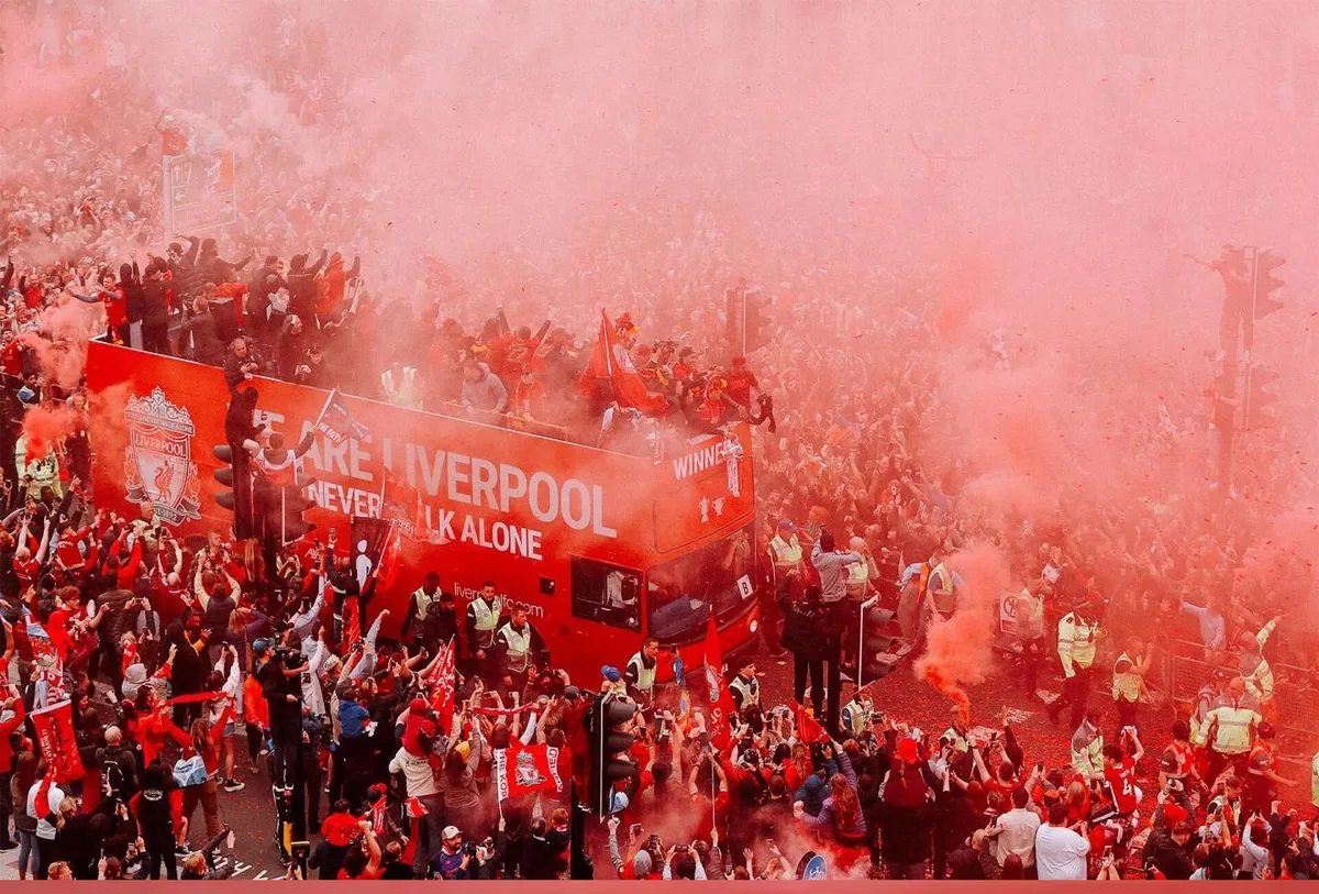Bỏ lỡ cúp Champions League, Liverpool vẫn được chào đón như những người hùng - Ảnh 3. Bỏ lỡ cúp Champions League, Liverpool vẫn được chào đón như những người hùng - Ảnh 3.