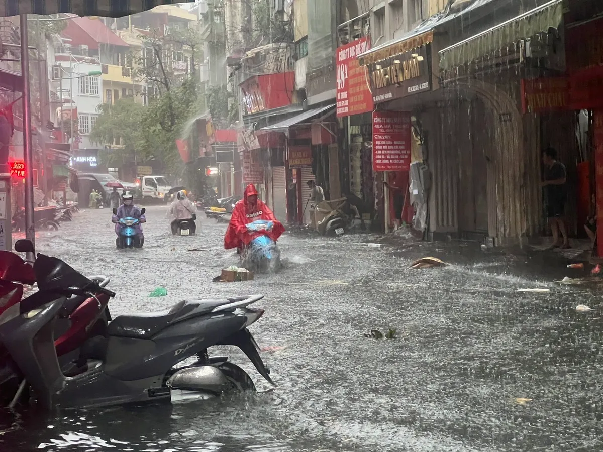 Hà Nội... lội nước và bài toán chống ngập hóc búa - Ảnh 1.