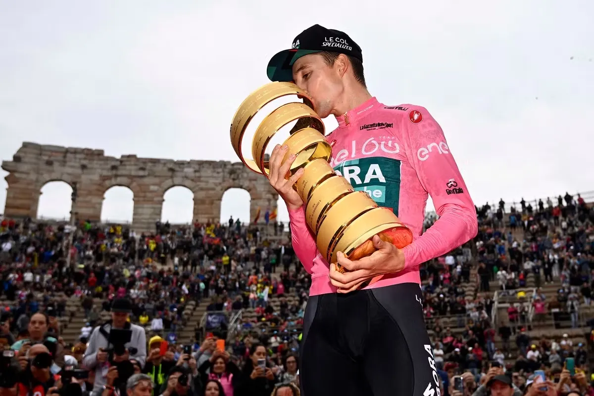 Jai Hindley trở thành cua-rơ Australia đầu tiên vô đich Giro DItalia - Ảnh 1. Jai Hindley trở thành cua-rơ Australia đầu tiên vô đich Giro DItalia - Ảnh 1.