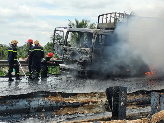 Cháy xe chở nhớt, khói bốc ngùn ngụt trên cao tốc TP Hồ Chí Minh - Trung Lương - Ảnh 2.