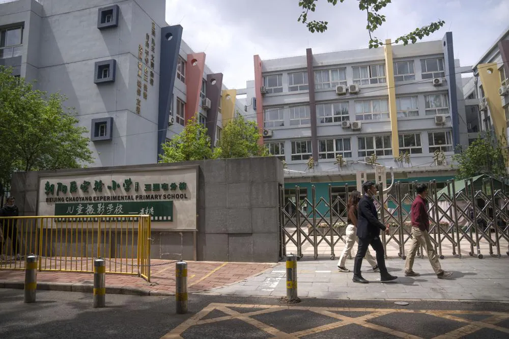 Người dân Bắc Kinh thận trọng quay lại làm việc sau kỳ nghỉ lễ dài ngày - Ảnh 1.