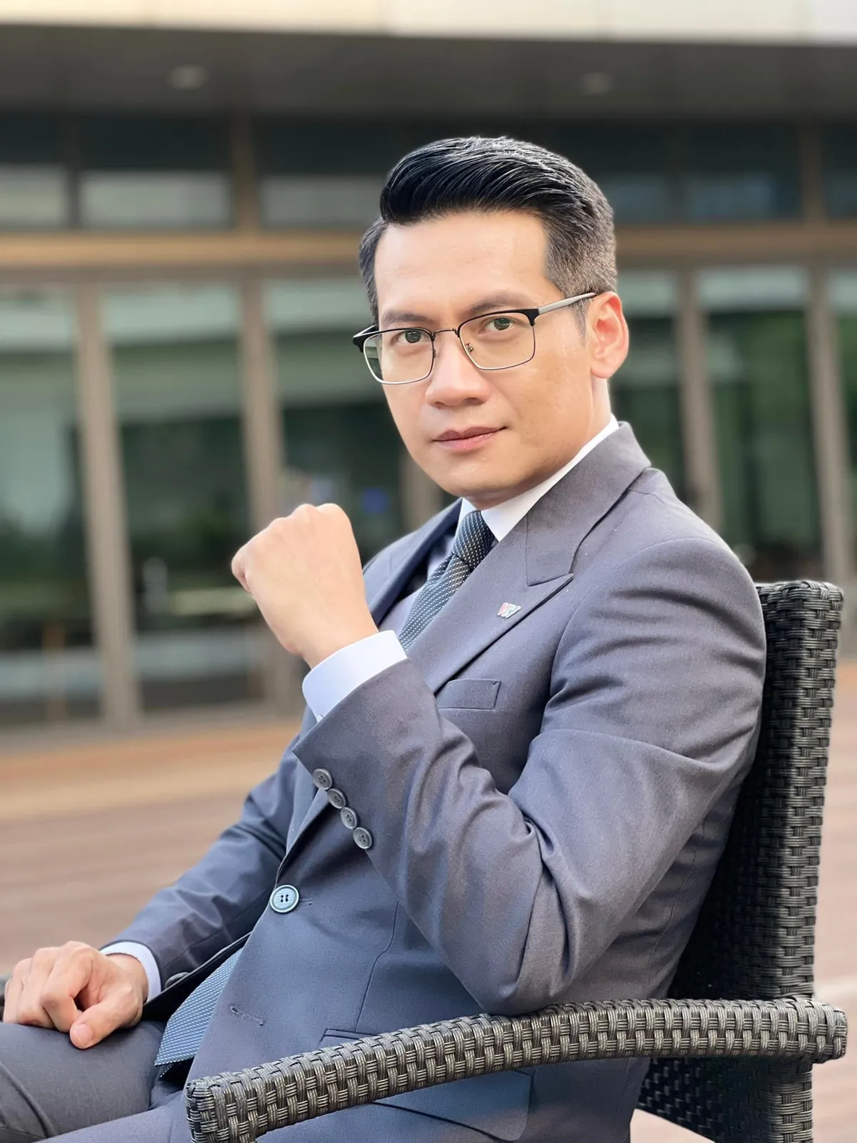 Loạt ảnh siêu lịch lãm của BTV Tuấn Dương - Ảnh 6.