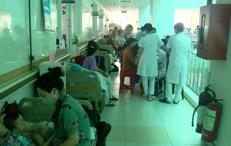 Sốt xuất huyết ở trẻ em: Nhiều trẻ nhập viện vì người lớn chủ quan - Ảnh 2.