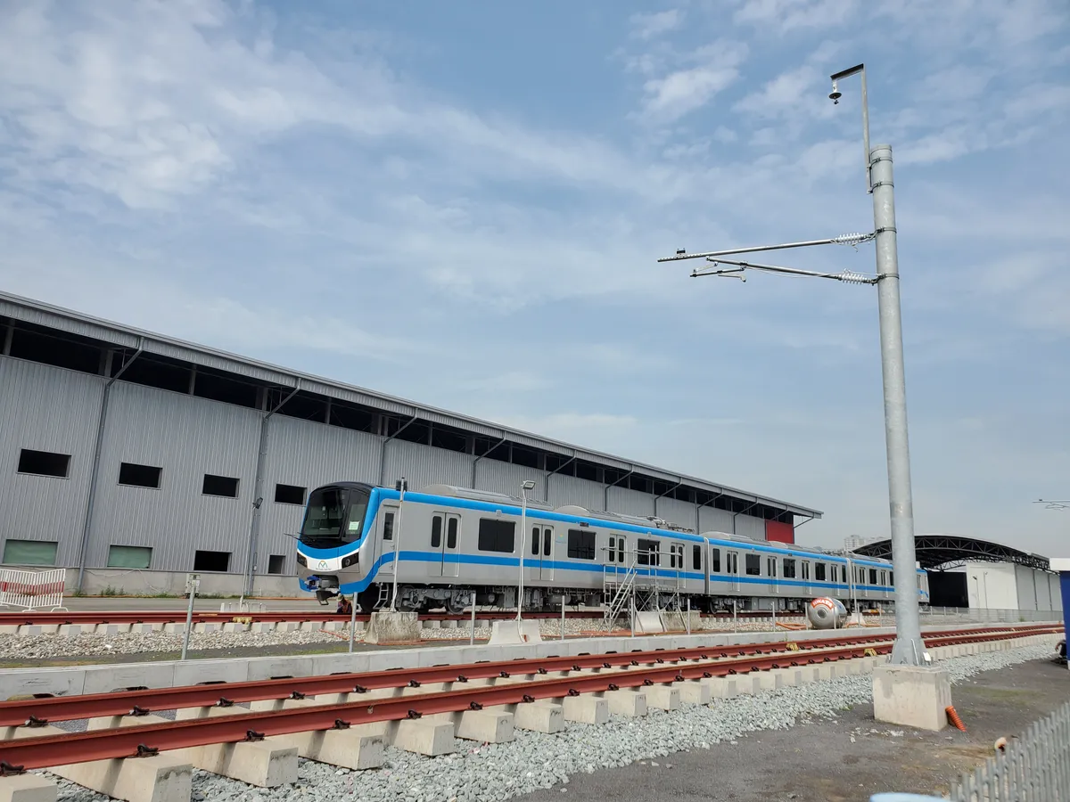 Đưa đoàn tàu metro số 16 17 về depot Long Bình, chuẩn bị chạy thử - Ảnh 3.