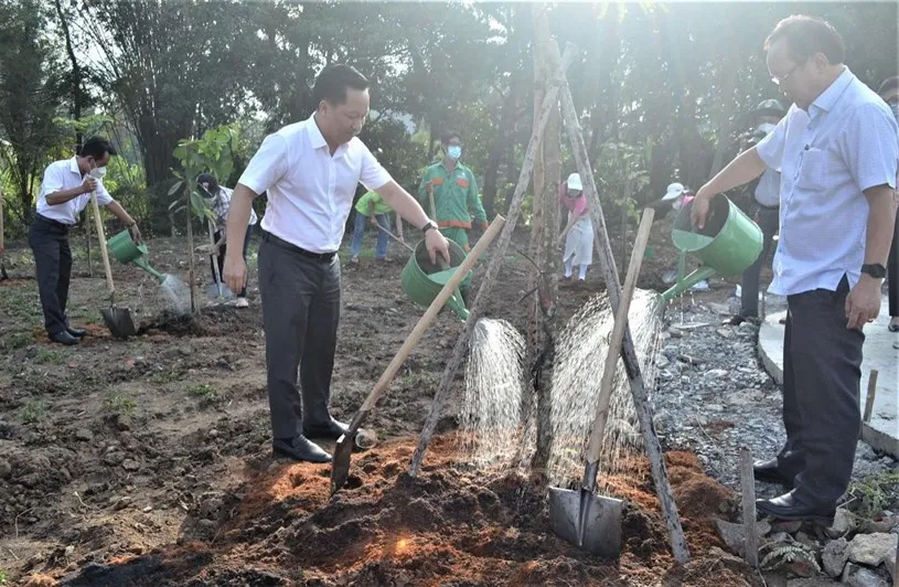 TP Thủ Đức: Trồng 500 cây xanh chào mừng Kỷ niệm 132 năm Ngày sinh Chủ tịch Hồ Chí Minh - Ảnh 1.