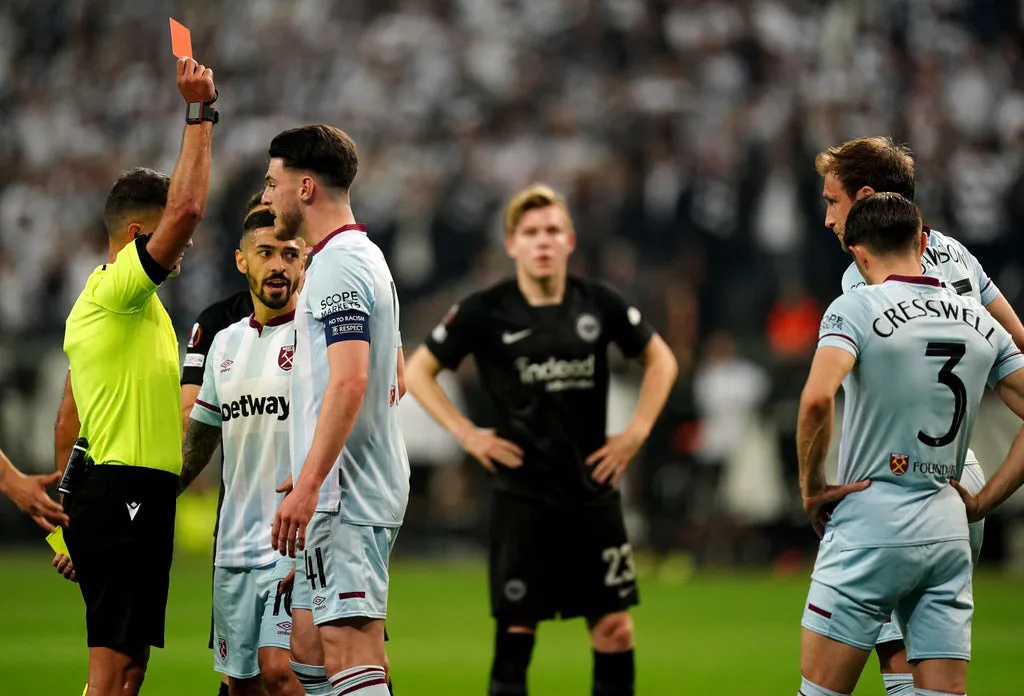 Declan Rice đối mặt nguy cơ lãnh án phạt nặng từ UEFA - Ảnh 1. Declan Rice đối mặt nguy cơ lãnh án phạt nặng từ UEFA - Ảnh 1.